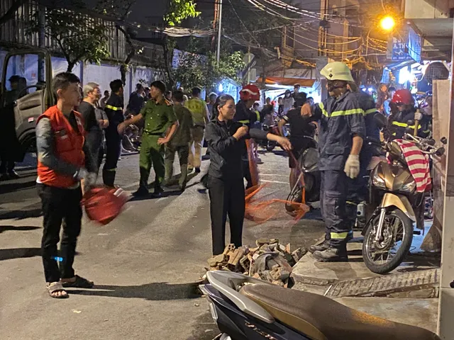 Xuyên đêm phá tường giải cứu nam thanh niên kẹt trong khe hở giữa hai nhà dân  - Ảnh 1.