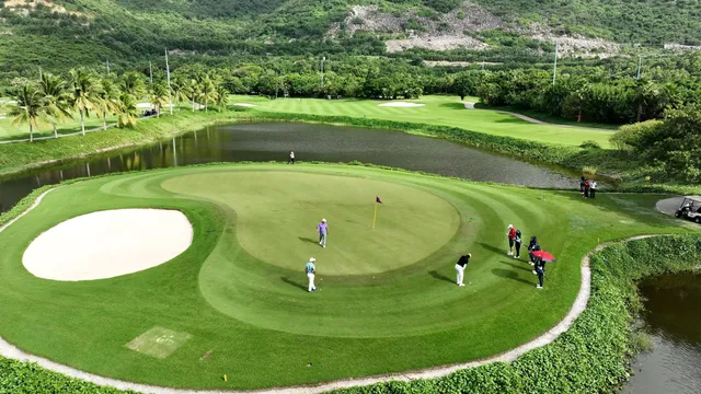 Ngắm kiệt tác sân Vinpearl Golf Nha Trang tại giải đấu của 60 huyền thoại thế giới - Ảnh 2. Ngắm kiệt tác sân Vinpearl Golf Nha Trang tại giải đấu của 60 huyền thoại thế giới - Ảnh 2.