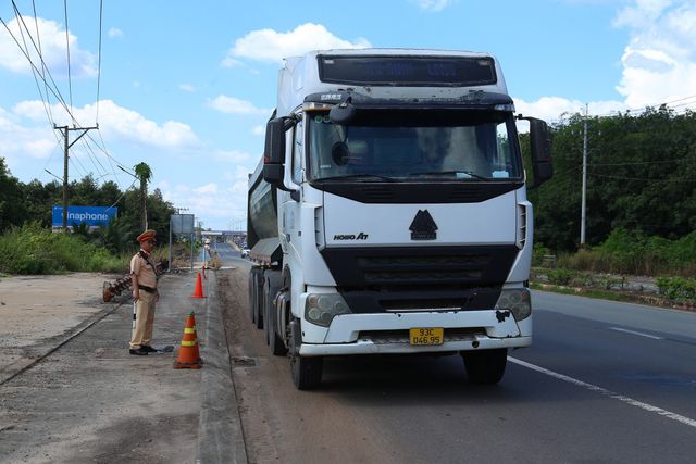 Bình Dương tăng cường kiểm tra xe khách, xe container - Ảnh 1.