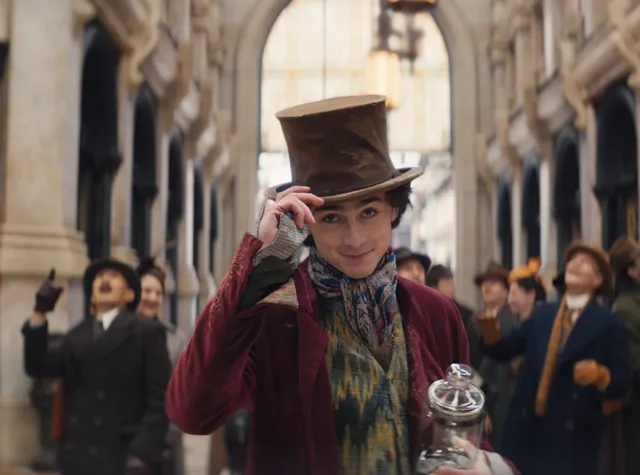 Timothée Chalamet được ca ngợi mê hoặc và quyến rũ trong Wonka - Ảnh 1.