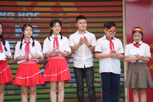 Cầu thủ Quang Hải lan tỏa thông điệp Hãy nói không với ma túy tới các em học sinh - Ảnh 2.