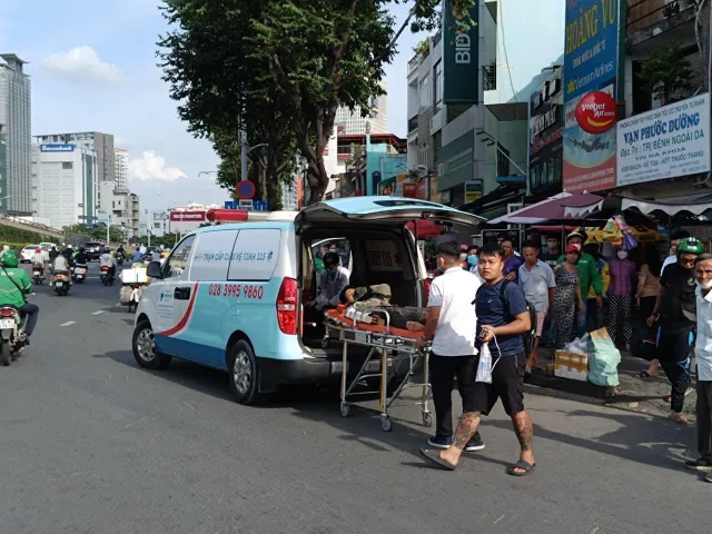 Rơi giàn đèn chiếu sáng ở TP Hồ Chí Minh, một người bị thương - Ảnh 3.