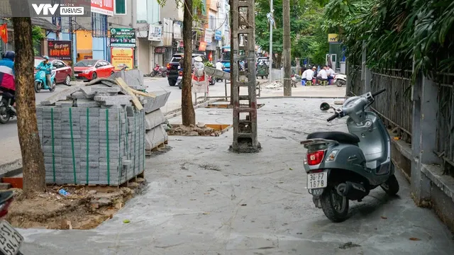 Vỉa hè Hà Nội nhộn nhịp thay áo mới dịp cuối năm - Ảnh 3. Vỉa hè Hà Nội nhộn nhịp thay áo mới dịp cuối năm - Ảnh 3.