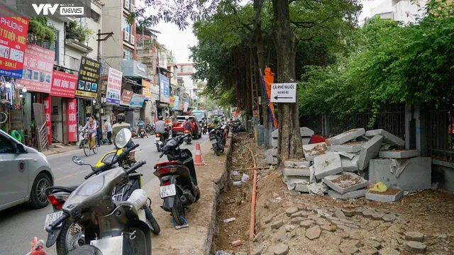 Vỉa hè Hà Nội nhộn nhịp thay áo mới dịp cuối năm - Ảnh 2. Vỉa hè Hà Nội nhộn nhịp thay áo mới dịp cuối năm - Ảnh 2.