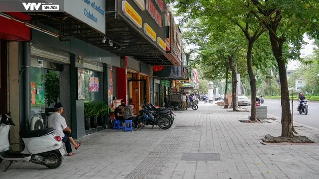 Vỉa hè Hà Nội nhộn nhịp thay áo mới dịp cuối năm - Ảnh 7. Vỉa hè Hà Nội nhộn nhịp thay áo mới dịp cuối năm - Ảnh 7.