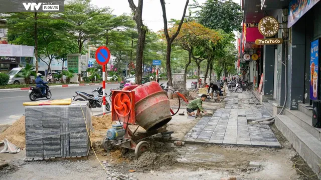 Vỉa hè Hà Nội nhộn nhịp thay áo mới dịp cuối năm - Ảnh 11. Vỉa hè Hà Nội nhộn nhịp thay áo mới dịp cuối năm - Ảnh 11.
