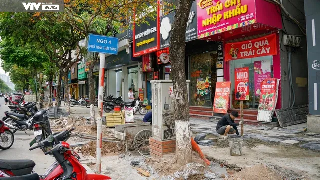 Vỉa hè Hà Nội nhộn nhịp thay áo mới dịp cuối năm - Ảnh 10. Vỉa hè Hà Nội nhộn nhịp thay áo mới dịp cuối năm - Ảnh 10.