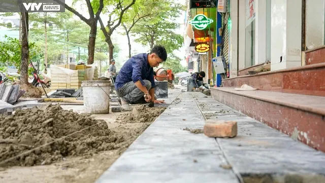 Vỉa hè Hà Nội nhộn nhịp thay áo mới dịp cuối năm - Ảnh 12. Vỉa hè Hà Nội nhộn nhịp thay áo mới dịp cuối năm - Ảnh 12.