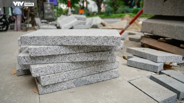 Vỉa hè Hà Nội nhộn nhịp thay áo mới dịp cuối năm - Ảnh 4. Vỉa hè Hà Nội nhộn nhịp thay áo mới dịp cuối năm - Ảnh 4.