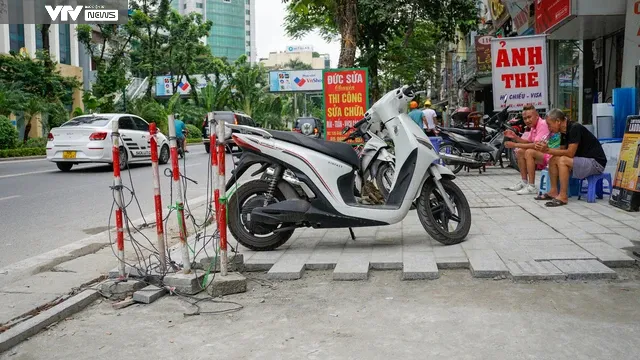 Vỉa hè Hà Nội nhộn nhịp thay áo mới dịp cuối năm - Ảnh 1. Vỉa hè Hà Nội nhộn nhịp thay áo mới dịp cuối năm - Ảnh 1.