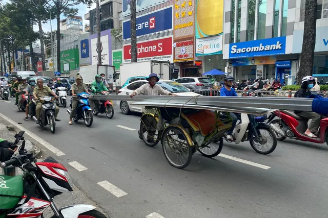 TP Hồ Chí Minh: Tông vào xe xích lô chở sắt cồng kềnh, người phụ nữ tử vong - Ảnh 1.