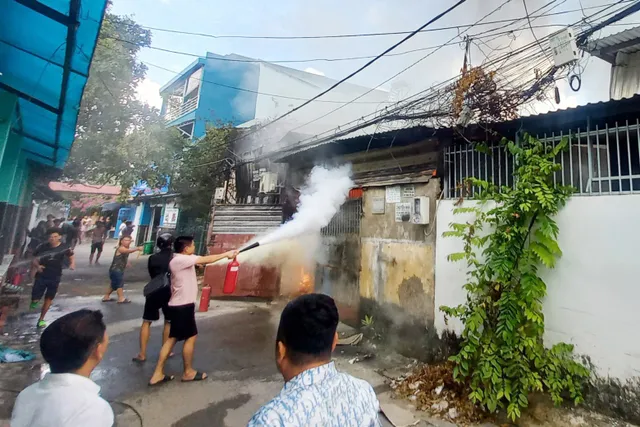 Hỏa hoạn thiêu rụi xưởng sản xuất giấy ở TP Hồ Chí Minh - Ảnh 1.