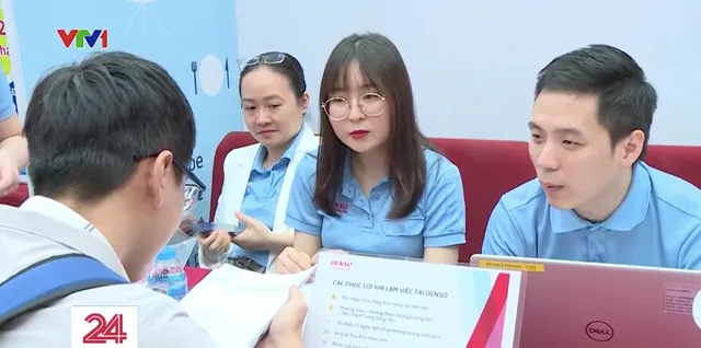 Hàng nghìn sinh viên tại Hà Nội tìm kiếm cơ hội việc làm - Ảnh 5.