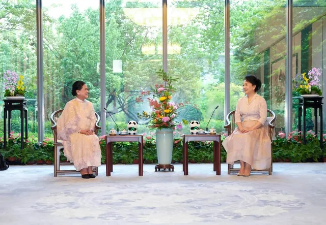 Phong cách thời trang trang nhã và thanh lịch của Phu nhân Tổng Bí thư, Chủ tịch nước Trung Quốc - Ảnh 6. Phong cách thời trang trang nhã và thanh lịch của Phu nhân Tổng Bí thư, Chủ tịch nước Trung Quốc - Ảnh 6.