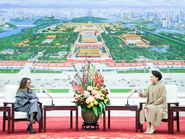 Phong cách thời trang trang nhã và thanh lịch của Phu nhân Tổng Bí thư, Chủ tịch nước Trung Quốc - Ảnh 8. Phong cách thời trang trang nhã và thanh lịch của Phu nhân Tổng Bí thư, Chủ tịch nước Trung Quốc - Ảnh 8.
