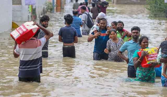 Hàng trăm người mắc kẹt do lũ lụt ở Tamil Nadu (Ấn Độ) sau mưa lớn - Ảnh 1.