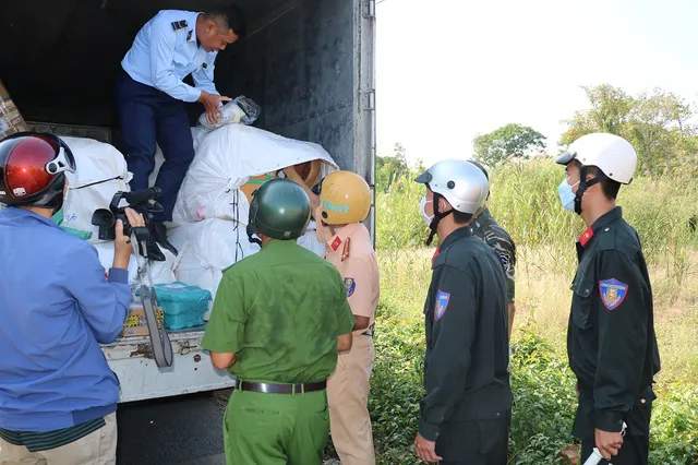 Tăng cường công tác đấu tranh chống buôn lậu, gian lận thương mại dịp cuối năm - Ảnh 2.