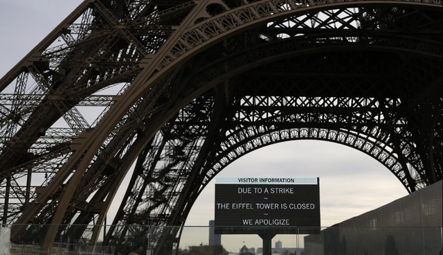 Tháp Eiffel đóng cửa do công nhân đình công - Ảnh 1.