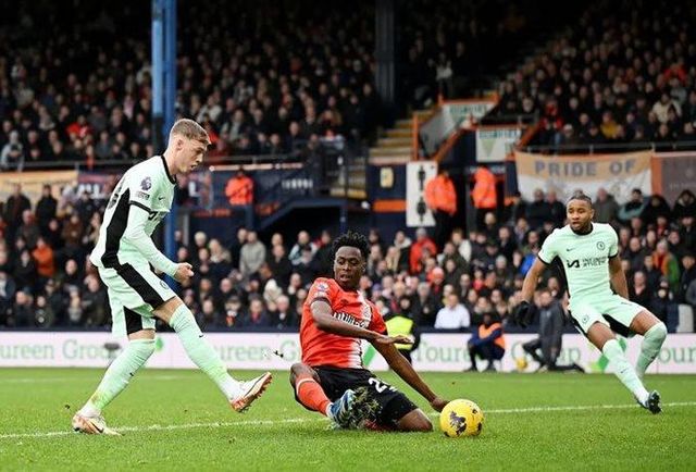 Chelsea suýt đánh rơi chiến thắng trước Luton Town - Ảnh 1.