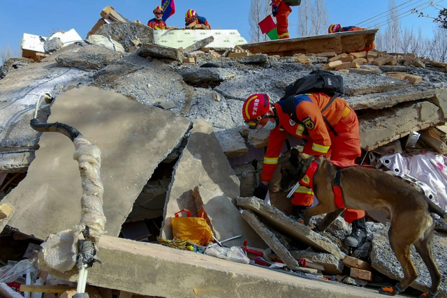 Số nạn nhân thiệt mạng do động đất tại Trung Quốc tăng lên hơn 150 người - Ảnh 1.