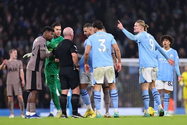 Haaland nổi nóng, lớn tiếng với trọng tài sau trận hòa của Man City - Ảnh 2.