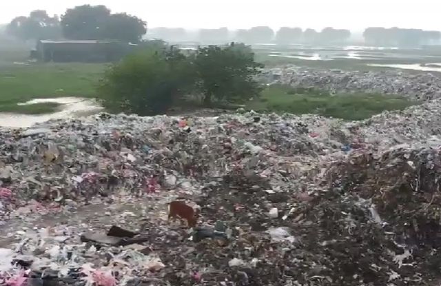 Người dân khổ vì ô nhiễm từ bãi tập kết rác - Ảnh 2.