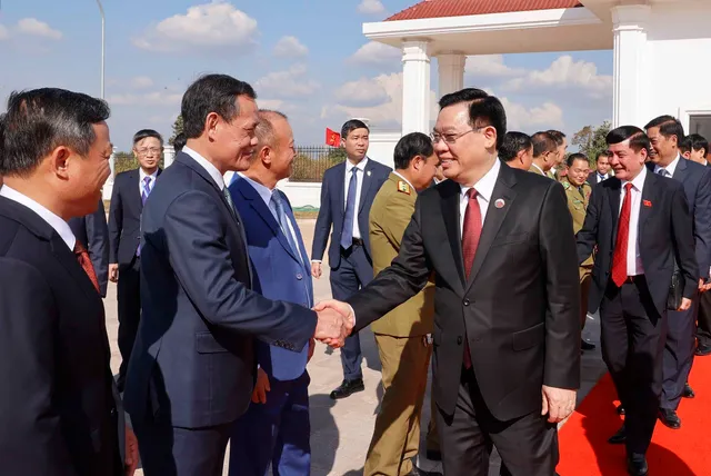 Chủ tịch Quốc hội Vương Đình Huệ thăm Học viện Chính trị Công an Lào - Ảnh 1.
