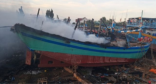 Bình Thuận: Cháy 11 tàu cá thiệt hại 40 tỷ đồng. - Ảnh 2.