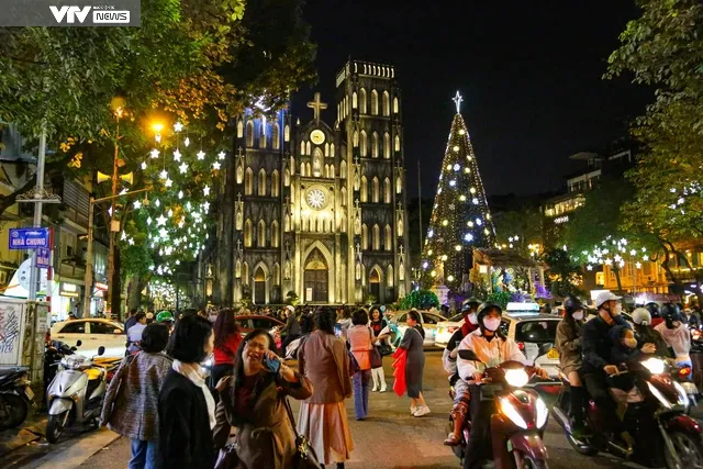 Quán cafe, trà chanh lấn chiếm vỉa hè gây ùn tắc giao thông trên phố Nhà Thờ (Hà Nội) - Ảnh 1. Quán cafe, trà chanh lấn chiếm vỉa hè gây ùn tắc giao thông trên phố Nhà Thờ (Hà Nội) - Ảnh 1.