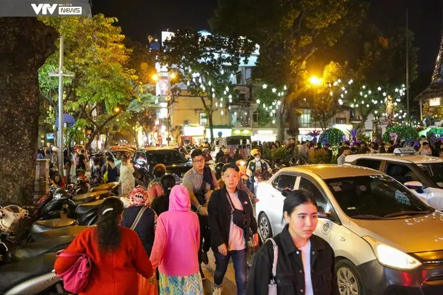 Quán cafe, trà chanh lấn chiếm vỉa hè gây ùn tắc giao thông trên phố Nhà Thờ (Hà Nội) - Ảnh 11. Quán cafe, trà chanh lấn chiếm vỉa hè gây ùn tắc giao thông trên phố Nhà Thờ (Hà Nội) - Ảnh 11.