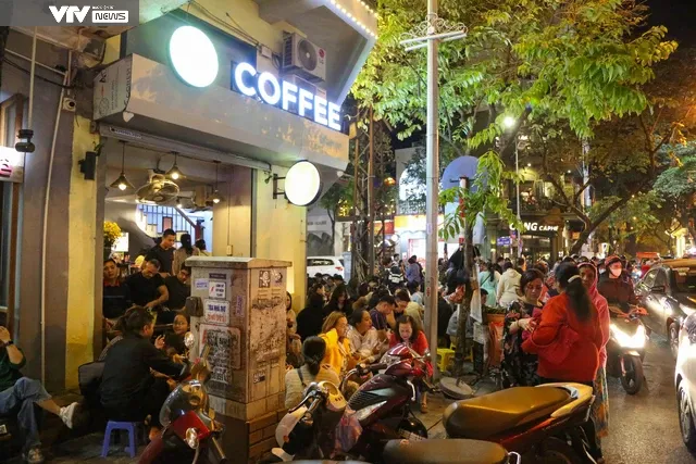 Quán cafe, trà chanh lấn chiếm vỉa hè gây ùn tắc giao thông trên phố Nhà Thờ (Hà Nội) - Ảnh 6. Quán cafe, trà chanh lấn chiếm vỉa hè gây ùn tắc giao thông trên phố Nhà Thờ (Hà Nội) - Ảnh 6.