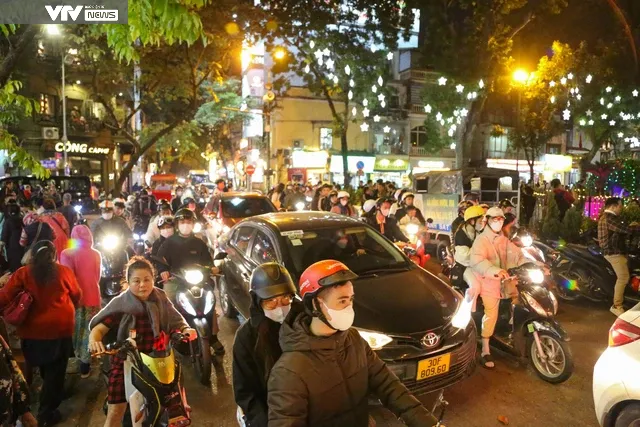 Quán cafe, trà chanh lấn chiếm vỉa hè gây ùn tắc giao thông trên phố Nhà Thờ (Hà Nội) - Ảnh 12. Quán cafe, trà chanh lấn chiếm vỉa hè gây ùn tắc giao thông trên phố Nhà Thờ (Hà Nội) - Ảnh 12.