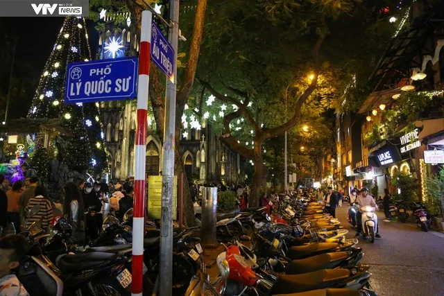 Quán cafe, trà chanh lấn chiếm vỉa hè gây ùn tắc giao thông trên phố Nhà Thờ (Hà Nội) - Ảnh 8. Quán cafe, trà chanh lấn chiếm vỉa hè gây ùn tắc giao thông trên phố Nhà Thờ (Hà Nội) - Ảnh 8.