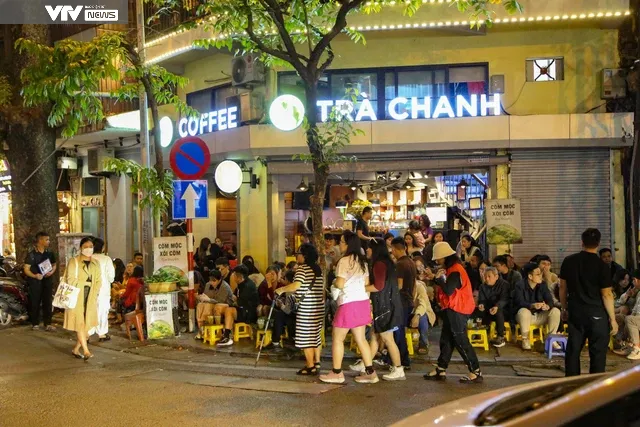 Quán cafe, trà chanh lấn chiếm vỉa hè gây ùn tắc giao thông trên phố Nhà Thờ (Hà Nội) - Ảnh 4. Quán cafe, trà chanh lấn chiếm vỉa hè gây ùn tắc giao thông trên phố Nhà Thờ (Hà Nội) - Ảnh 4.