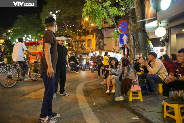 Quán cafe, trà chanh lấn chiếm vỉa hè gây ùn tắc giao thông trên phố Nhà Thờ (Hà Nội) - Ảnh 5. Quán cafe, trà chanh lấn chiếm vỉa hè gây ùn tắc giao thông trên phố Nhà Thờ (Hà Nội) - Ảnh 5.