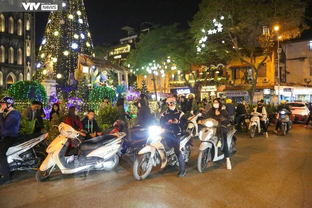 Quán cafe, trà chanh lấn chiếm vỉa hè gây ùn tắc giao thông trên phố Nhà Thờ (Hà Nội) - Ảnh 2. Quán cafe, trà chanh lấn chiếm vỉa hè gây ùn tắc giao thông trên phố Nhà Thờ (Hà Nội) - Ảnh 2.