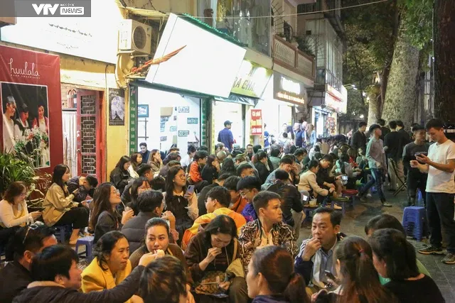 Quán cafe, trà chanh lấn chiếm vỉa hè gây ùn tắc giao thông trên phố Nhà Thờ (Hà Nội) - Ảnh 9. Quán cafe, trà chanh lấn chiếm vỉa hè gây ùn tắc giao thông trên phố Nhà Thờ (Hà Nội) - Ảnh 9.