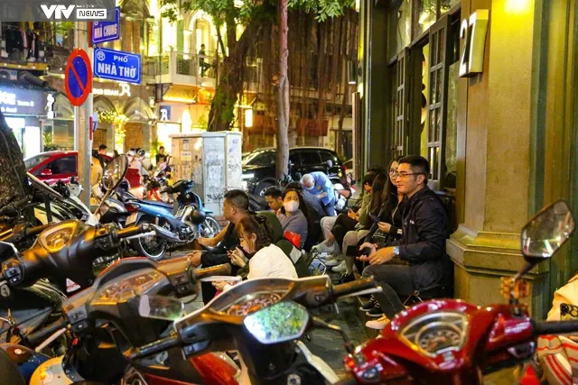Quán cafe, trà chanh lấn chiếm vỉa hè gây ùn tắc giao thông trên phố Nhà Thờ (Hà Nội) - Ảnh 7. Quán cafe, trà chanh lấn chiếm vỉa hè gây ùn tắc giao thông trên phố Nhà Thờ (Hà Nội) - Ảnh 7.