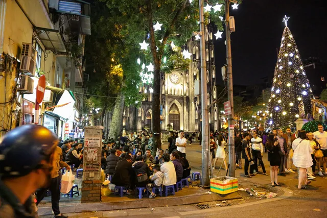 Quán cafe, trà chanh lấn chiếm vỉa hè gây ùn tắc giao thông trên phố Nhà Thờ (Hà Nội) - Ảnh 10. Quán cafe, trà chanh lấn chiếm vỉa hè gây ùn tắc giao thông trên phố Nhà Thờ (Hà Nội) - Ảnh 10.