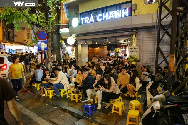 Quán cafe, trà chanh lấn chiếm vỉa hè gây ùn tắc giao thông trên phố Nhà Thờ (Hà Nội) - Ảnh 3. Quán cafe, trà chanh lấn chiếm vỉa hè gây ùn tắc giao thông trên phố Nhà Thờ (Hà Nội) - Ảnh 3.