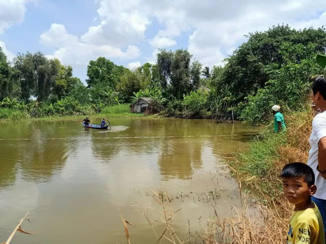 Vây bắt con cá sấu nặng chục cân dưới ao ở Bạc Liêu - Ảnh 2.