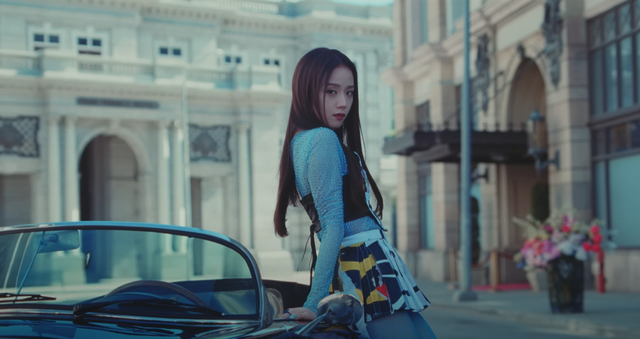 Jisoo (BLACKPINK) ra mắt solo: Khán giả hết lời ca ngợi nhan sắc, giọng hát vẫn gây tranh cãi - Ảnh 2.