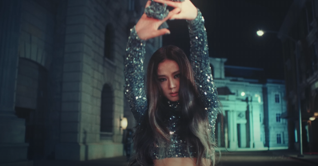 Jisoo (BLACKPINK) biến hóa đầy sắc màu trong MV solo đầu tay - Ảnh 9.