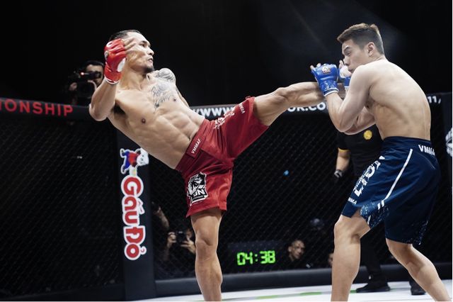 Trần Quang Lộc hạ knock-out Lý Tiểu Long tại Lion Championship 2023 - Ảnh 1.