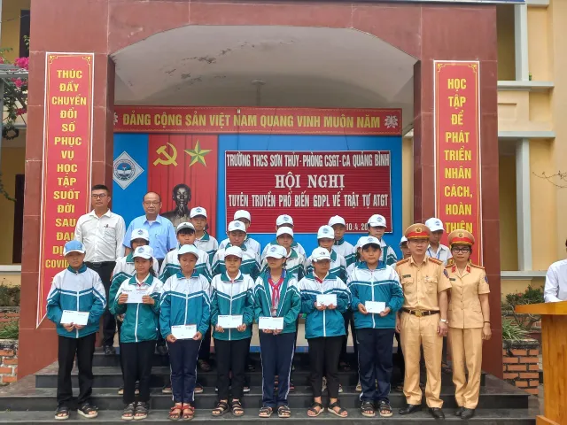 Tuyên truyền an toàn giao thông cho học sinh trên tuyến đường mòn Hồ Chí Minh - Ảnh 2.