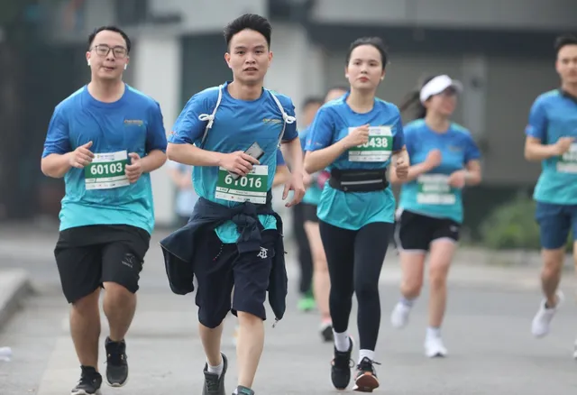 5.000 người chinh phục cung đường huyền thoại Hồ Tây - Ảnh 1. 5.000 người chinh phục cung đường huyền thoại Hồ Tây - Ảnh 1.