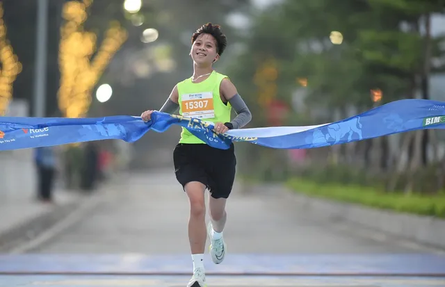 5.000 người chinh phục cung đường huyền thoại Hồ Tây - Ảnh 4. 5.000 người chinh phục cung đường huyền thoại Hồ Tây - Ảnh 4.