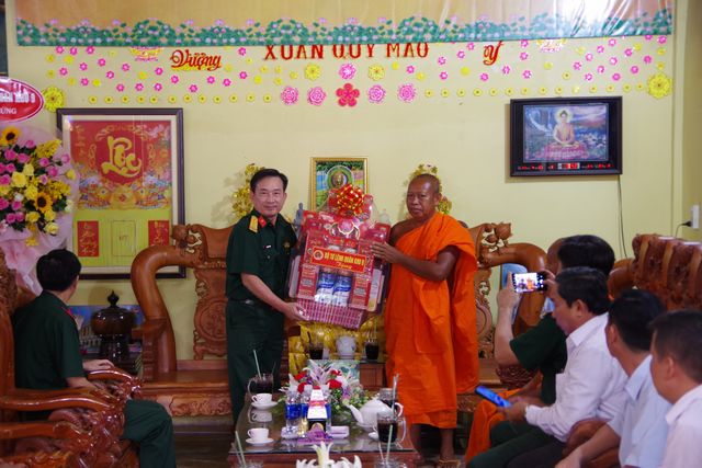 Quân khu 9 thăm, chúc tết các chùa nhân dịp Tết cổ truyền Chôl Chnăm Thmây - Ảnh 1.