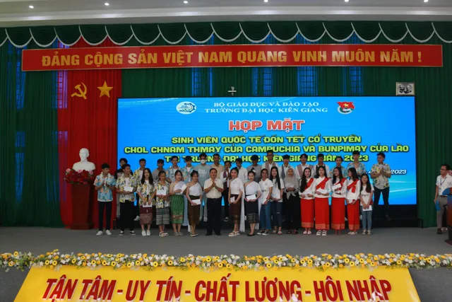 Đầm ấm Tết cổ truyền cùng sinh viên Lào và Campuchia - Ảnh 2.