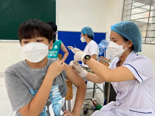 Hà Nội: Số điện thoại của 10 điểm tiêm vaccine phòng COVID-19 - Ảnh 1.